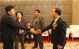 國(guó)家發(fā)展改革委資源節(jié)約與環(huán)境保護(hù)司牛波處長(zhǎng)（和劉總握手）、全國(guó)墻材革新工作委員會(huì)會(huì)長(zhǎng)滕軍力（女士）